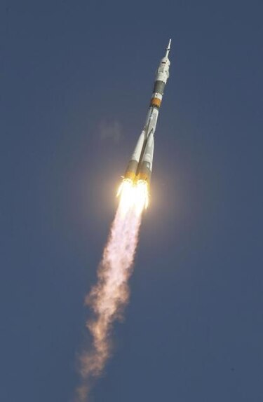 Nave Soyuz, con tres astronautas, despega hacia Estación Espacial