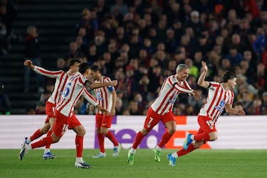 El Atlético conquista el Camp Nou y queda muy cerca de las semifinales