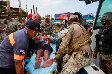 Dos muertos, un desaparecido y 20 personas rescatadas en naufragio de embarcación en Las Perlas