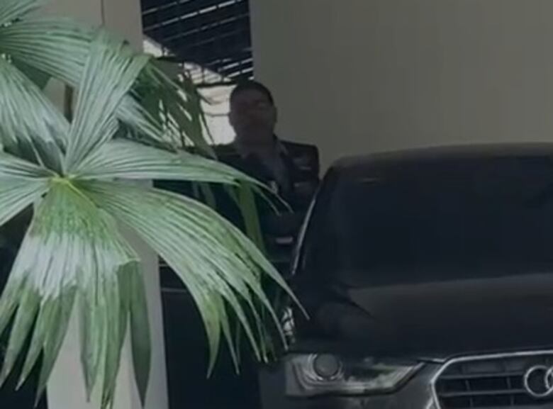 Saúl Méndez sale de la embajada de Bolivia rumbo a ese país tras concedérsele asilo y salvoconducto