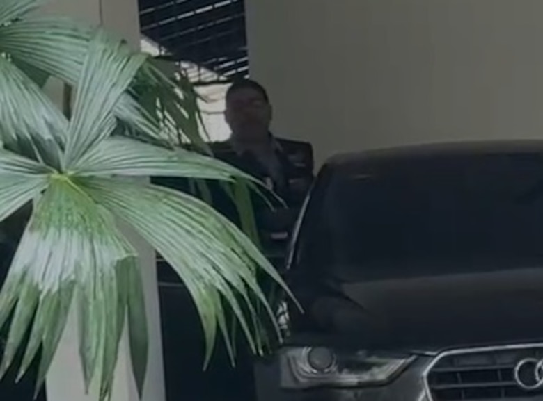 Saúl Méndez sale de la embajada de Bolivia rumbo a ese país tras concedérsele asilo y salvoconducto