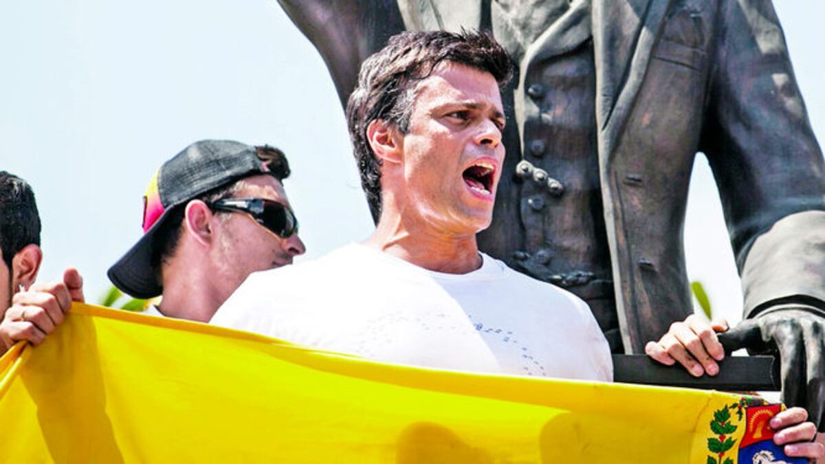 El líder opositor Leopoldo López pronuncia un discurso antes de entregarse a las autoridades, el 18 de febrero de 2014.