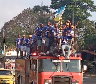 Colón recibe a los campeones del béisbol mayor