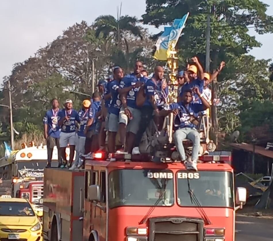 Colón recibe a los campeones del béisbol mayor