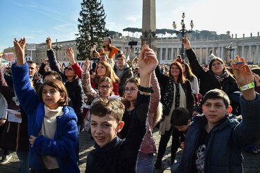 Papa Francisco bendice las estatuillas del Niño Jesús para los pesebres