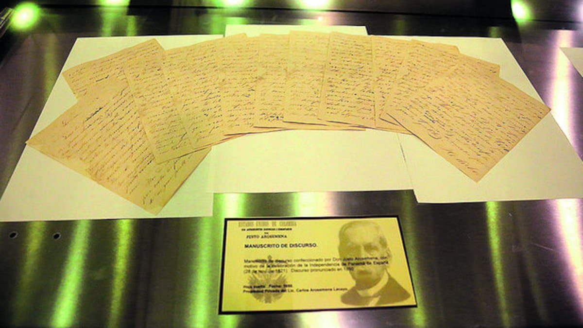Algunos de los documentos y manuscritos de la exhibición.