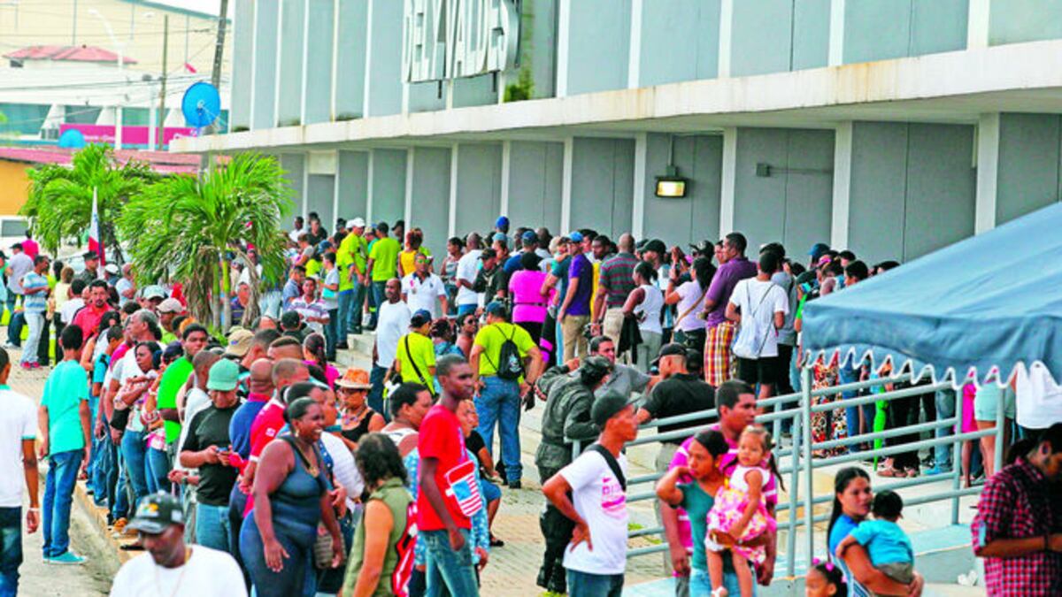 Desde las 4:00 a.m. comenzaron a llegar los primeros colonenses que querían asegurarse su boleto para participar, el próximo 26 de junio, en la inauguración de la esclusa de Agua Cla