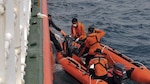 Cadáveres recuperados del avión de AirAsia ya suman 100