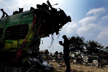 La oposición exige la dimisión del ministro de Ferrocarriles indio tras grave accidente