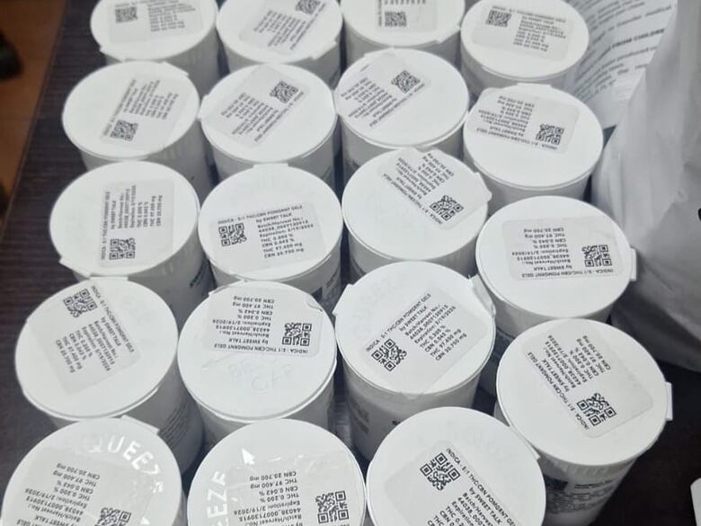 Autoridades incautan más de 1,400 paquetes de presunta droga