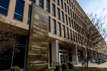 Trump cierra oficinas del Departamento de Educación como parte del plan para desmantelarlo