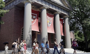 Grupos latinos denuncian a Harvard por dar preferencia a los hijos de antiguos alumnos