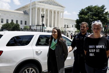 Al menos 17 congresistas demócratas detenidas tras protestar frente al Tribunal Supremo por el derecho al aborto