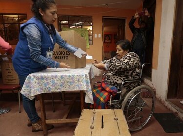 Un socialista y un exbanquero se miden en balotaje de Ecuador