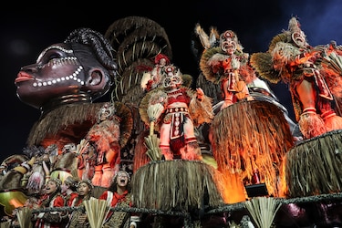 São Paulo le da su pistoletazo al carnaval con desfiles de samba y comparsas callejeras