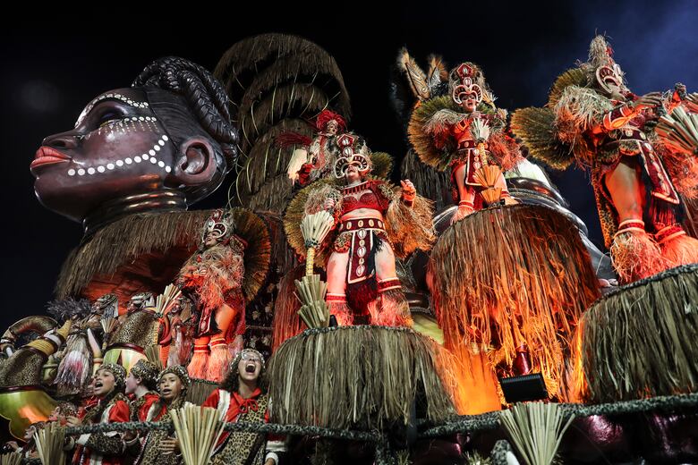 São Paulo le da su pistoletazo al carnaval con desfiles de samba y comparsas callejeras