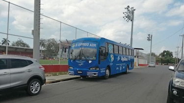 El bus del Árabe Unido hizo parada en el Cascarita Tapia