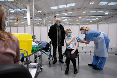 Unión Europea sugiere mayores controles a viajeros y le sube el tono con AstraZeneca