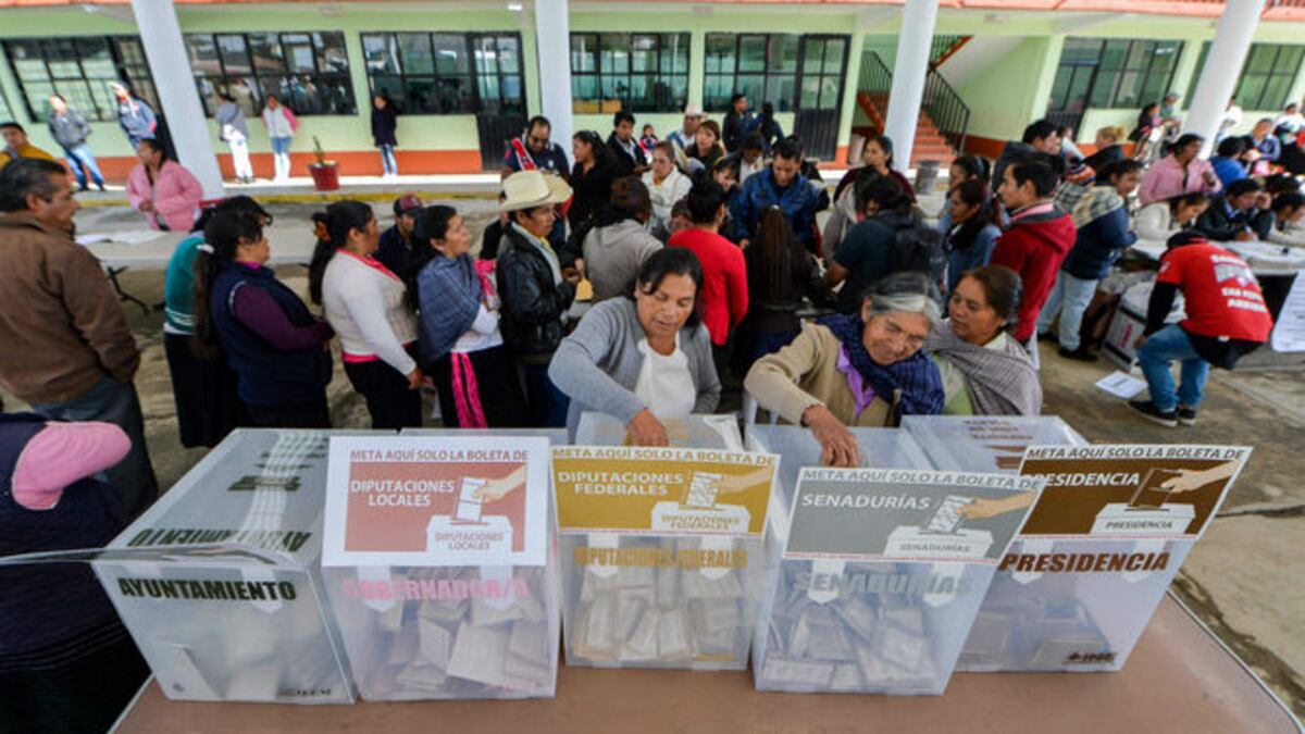 Los indígenas de etnia otomíes mexicanos emitieron su voto durante las elecciones generales en la