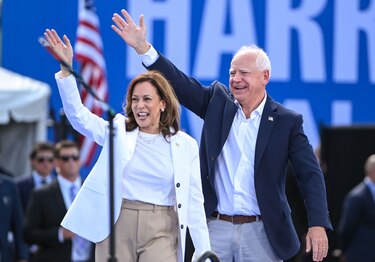 Kamala y Walz hacen su primera aparición conjunta en un mitin en Filadelfia
