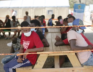 Mil migrantes diarios ingresan a selva de Darién; traficantes retan a autoridades