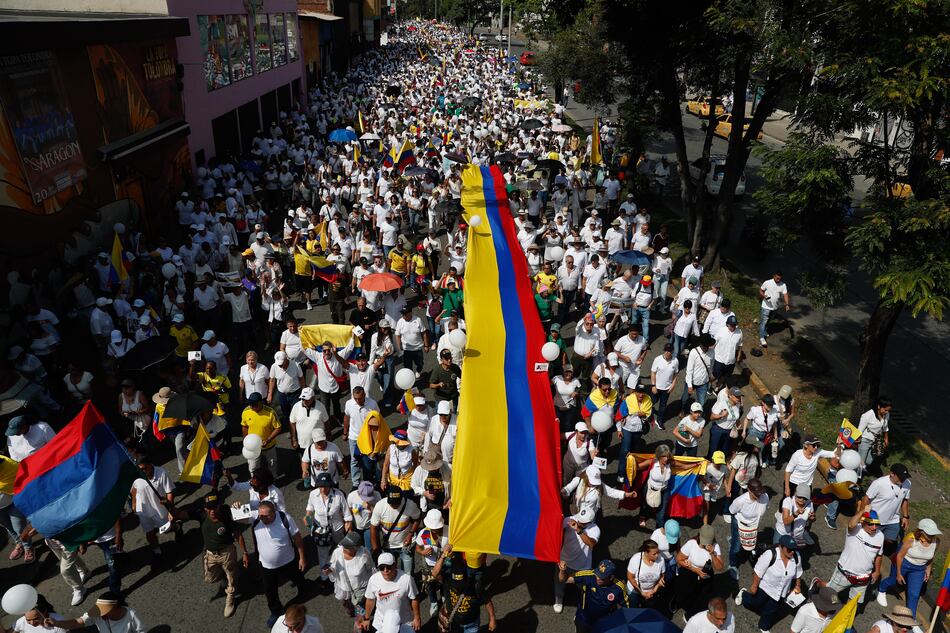 Miles de colombianos salen a las calles de grandes ciudades para rechazar la violencia 