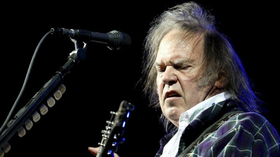 Neil Young retira toda su música de plataformas de streaming