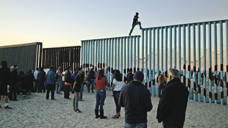 Impacientes, los migrantes vulneran la línea fronteriza