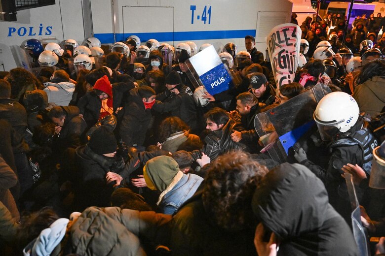 El detenido alcalde de Estambul llama a jueces y fiscales a resistir el control de Erdogan