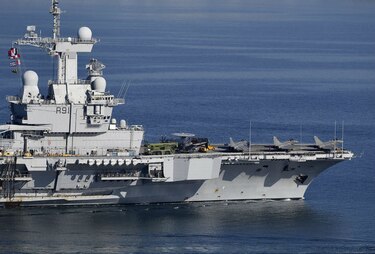 Francia envía portaaviones al Mediterráneo para bombardear al Estado Islámico