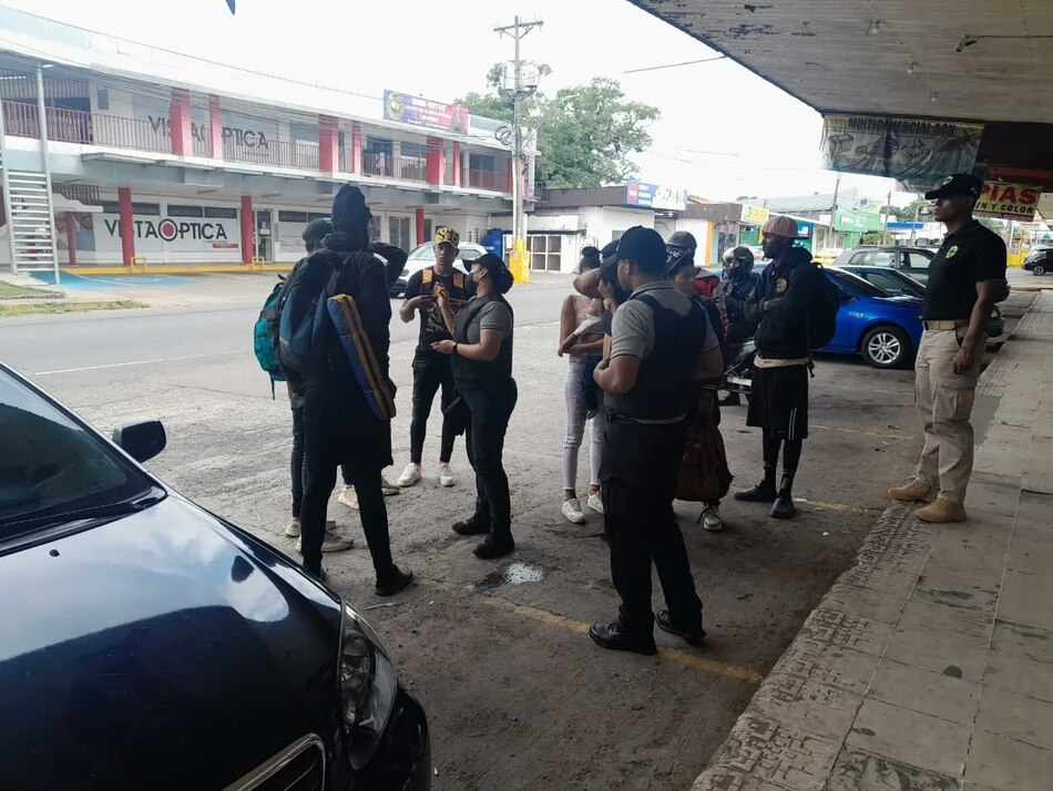 Panamá lleva a 114 migrantes que deambulaban por las calles a la frontera con Costa Rica