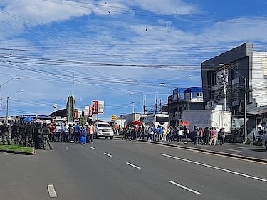 Moradores de Barú cierran la Panamericana en Paso Canoas; exigen reactivación de la economía