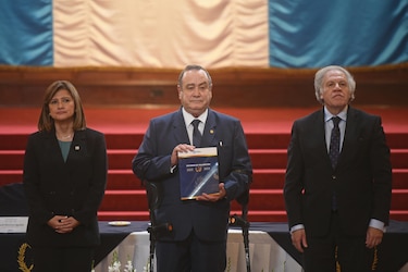 El presidente de Guatemala vuelve a prometer una transición sin problemas ante la OEA