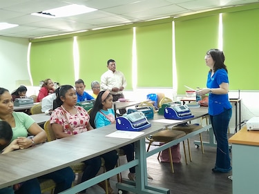 Estudiantes con discapacidad visual aprenden técnicas  para estudiar