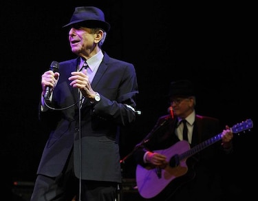 Sting y Costello en homenaje a Leonard Cohen, un año después de su muerte