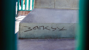 La misteriosa estatua de Banksy que apareció por sorpresa en el centro de Londres