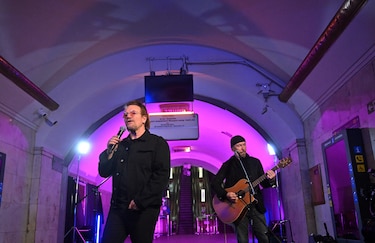 Cantante de U2, Bono, ofrece un concierto en el metro de Kiev