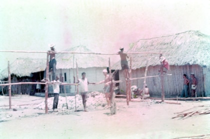 Despidiéndome de la gente y la escuelita de El Islote, 1970
