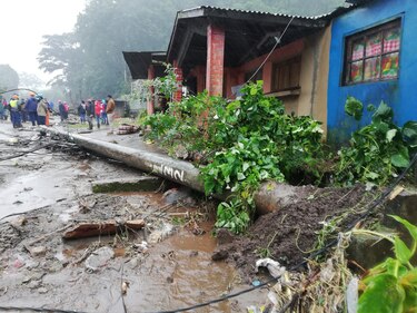 Vía Chiriquí-Bocas mantiene al menos 15 derrumbes; hay más de 2 mil personas en refugios