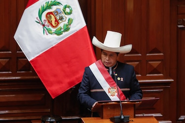 Presidente peruano Pedro Castillo recibe primera dosis de vacuna contra la Covid-19