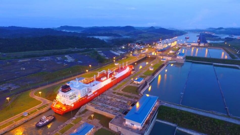 Canal registra el paso de cuatro buques con gas natural licuado en un día
