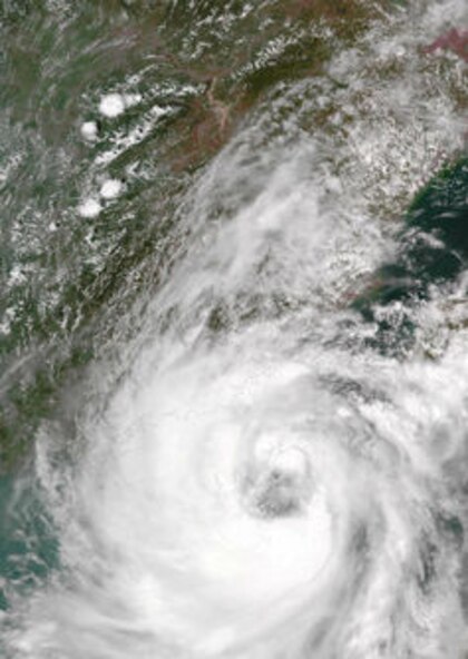 Hong Kong cancela vuelos ante la llegada inminente del tifón Nida