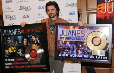 Juanes recibe en Las Vegas el disco de oro por su 'MTV Unplugged'