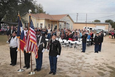 Celebran Día de Veteranos donde ocurrió la masacre en Texas