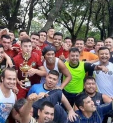 Ronaldinho cumple el lunes un mes en una prisión en Paraguay