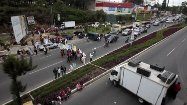 Guatemaltecos bloquean rutas a la capital
