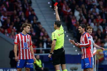 Expulsión de Barrios, polémica y golazo de Sorloth en el encuentro del Atlético contra el Celta