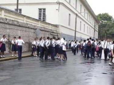 Docente y estudiante, heridos durante protesta en el Instituto Nacional