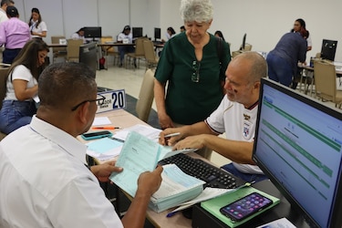 Cepanim: Jubilados siguen retirando sus certificados, muchos con su suéter de La Sele