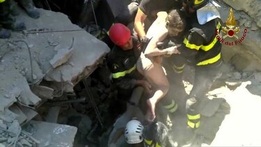 Rescatan a tres niños de los escombros tras el sismo en Italia